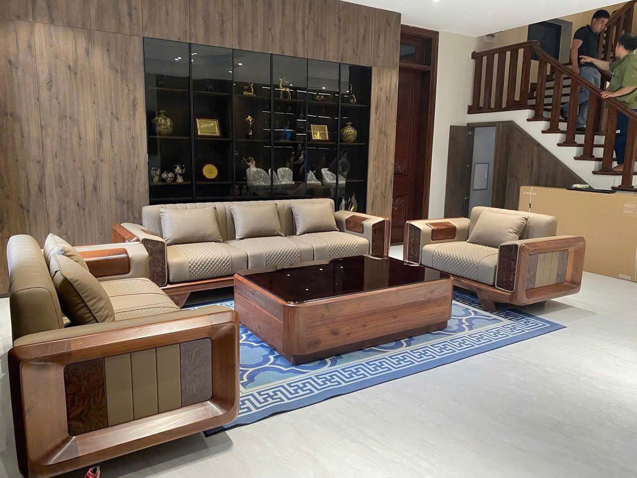 Bộ sofa gỗ khối đẳng cấp và bàn trà kính đen Bộ sofa gỗ khối đẳng cấp và bàn trà kính đen