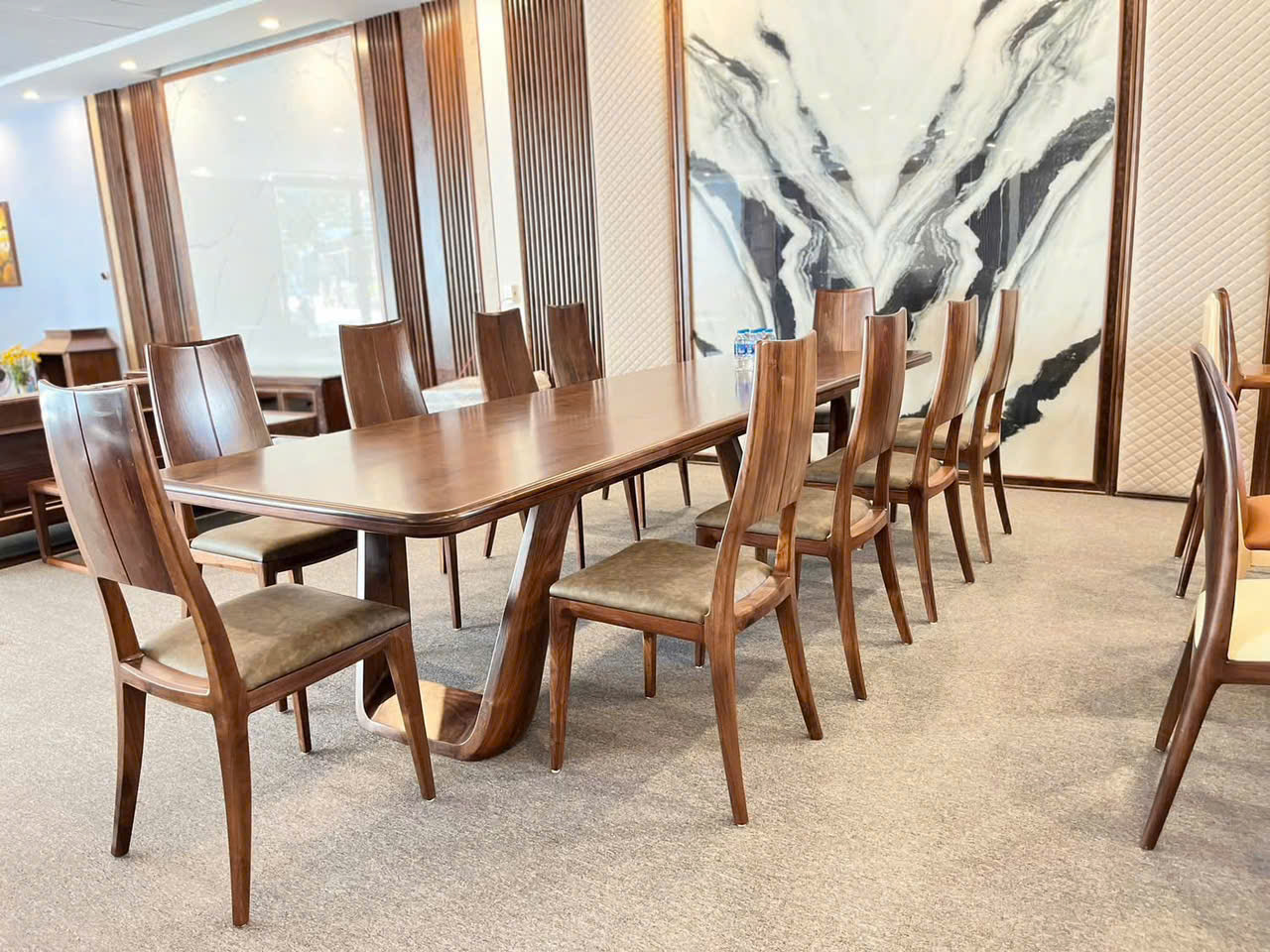 Bộ Bàn Ăn Gỗ Óc Chó 10 Ghế – Thiết Kế Uốn Cong Nghệ Thuật Bộ Bàn Ăn Gỗ Óc Chó 10 Ghế – Thiết Kế Uốn Cong Nghệ Thuật