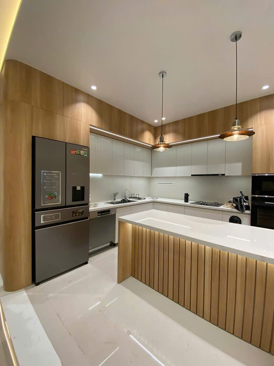 Mẫu phòng bếp hiện đại tích hợp đảo bếp cao cấp