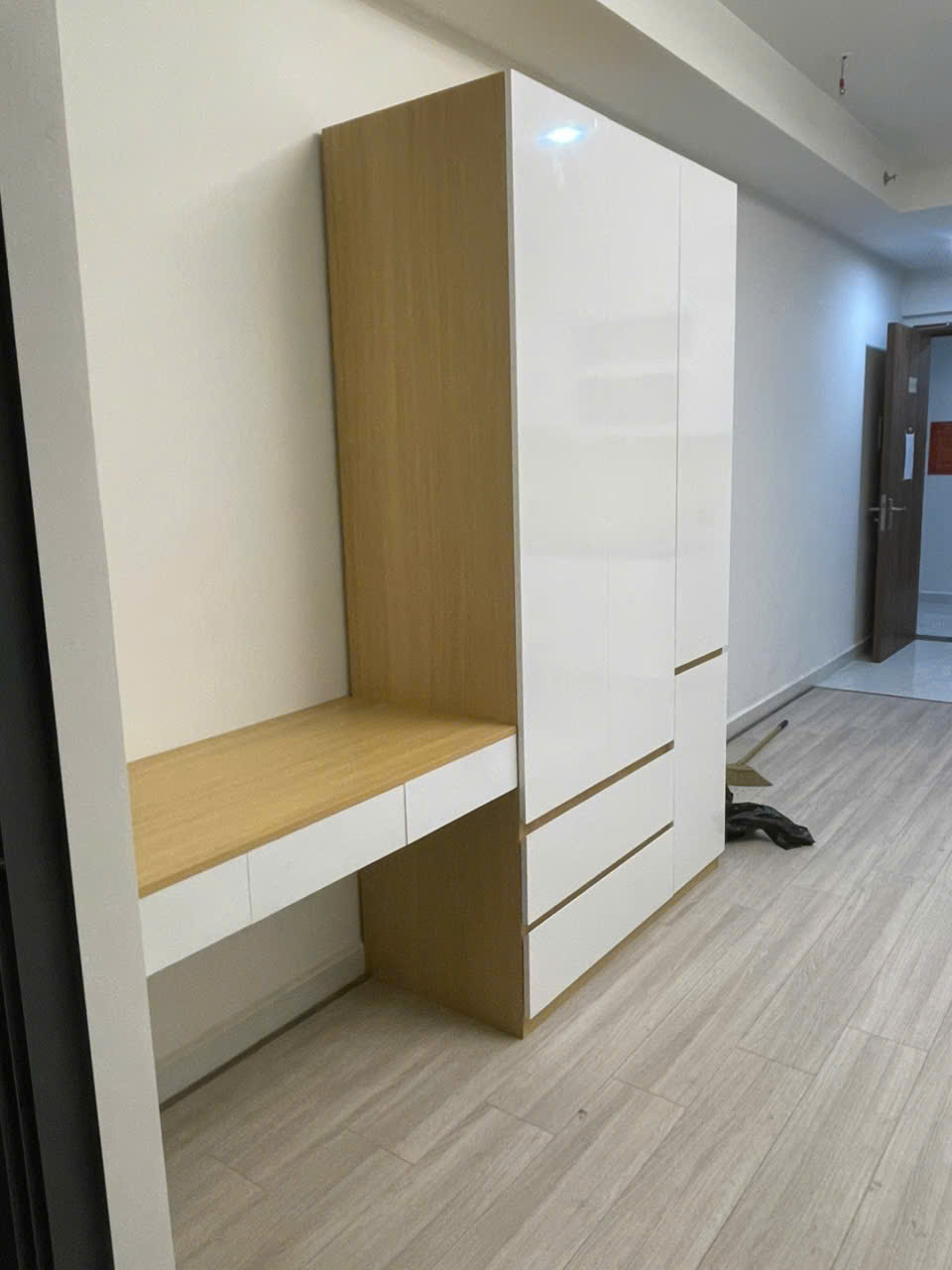 Tủ quần áo đa năng kết hợp bàn làm việc treo tường Tủ quần áo đa năng kết hợp bàn làm việc treo tường