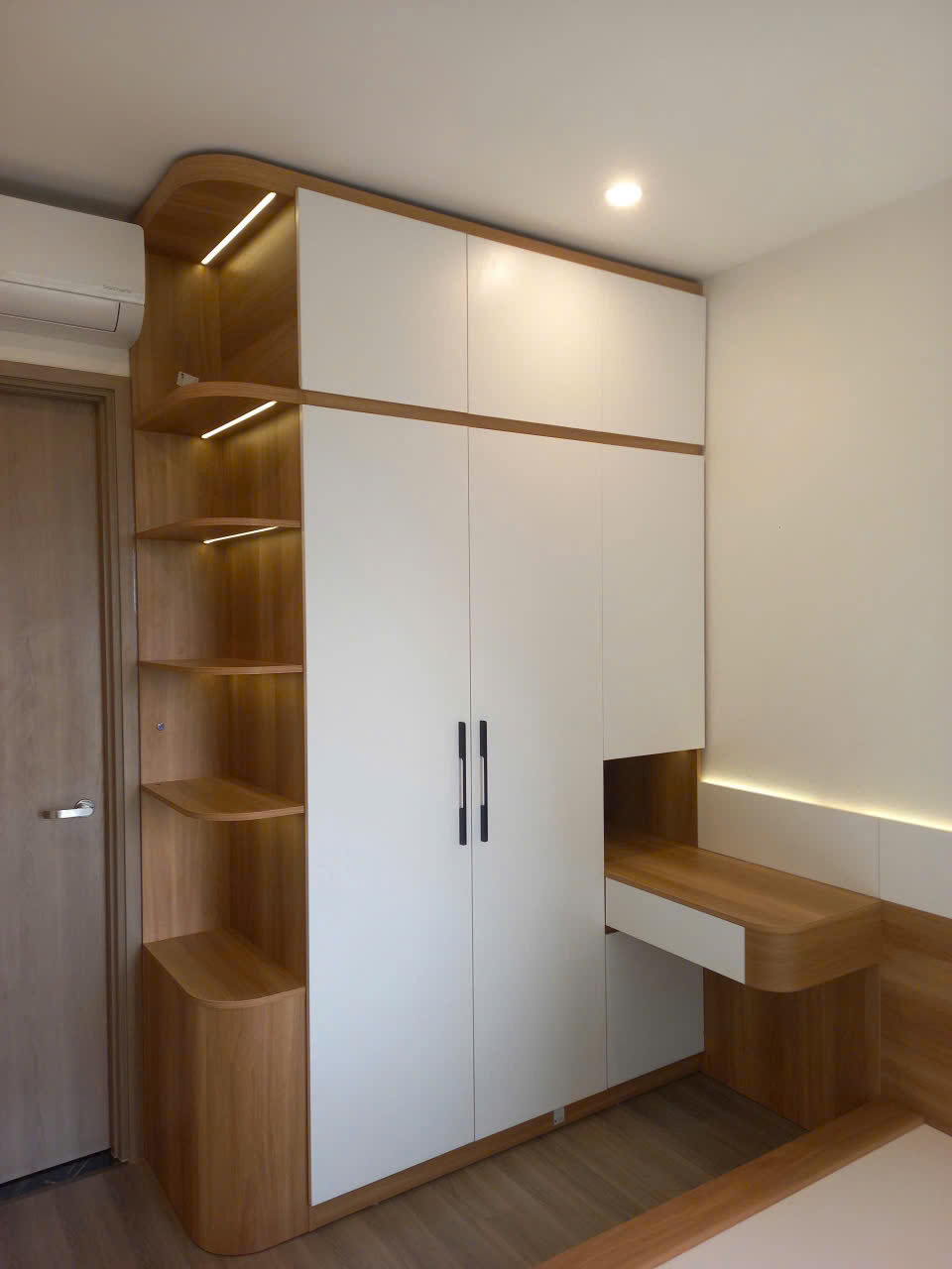 Hệ tủ áo liền khối kết hợp kệ góc và bàn trang điểm/làm việc Hệ tủ áo liền khối kết hợp kệ góc và bàn trang điểm/làm việc