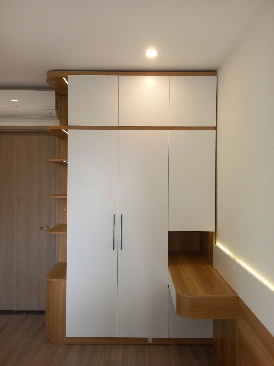 Hệ tủ áo liền khối kết hợp kệ góc và bàn trang điểm/làm việc