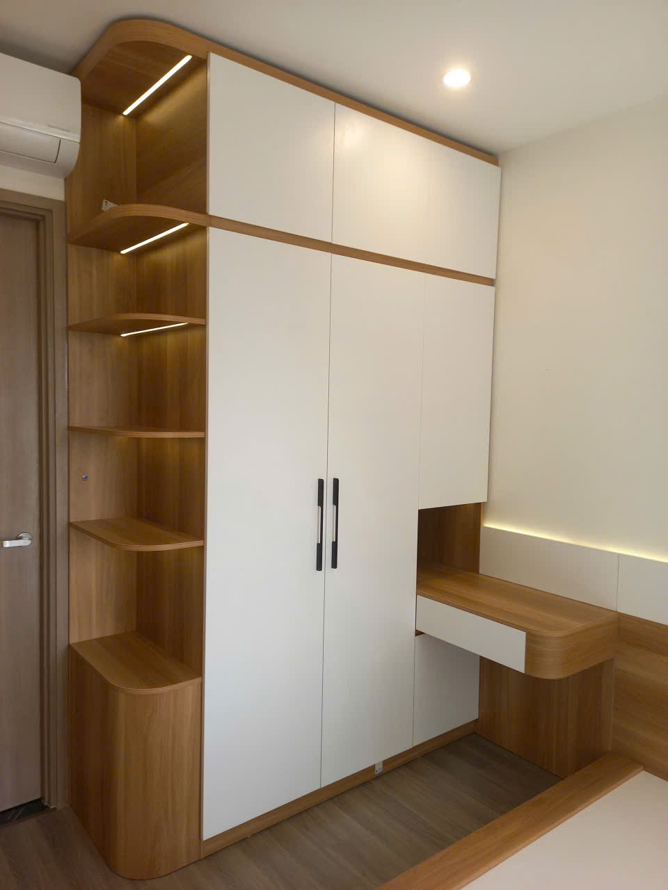 Hệ tủ áo liền khối kết hợp kệ góc và bàn trang điểm/làm việc Hệ tủ áo liền khối kết hợp kệ góc và bàn trang điểm/làm việc