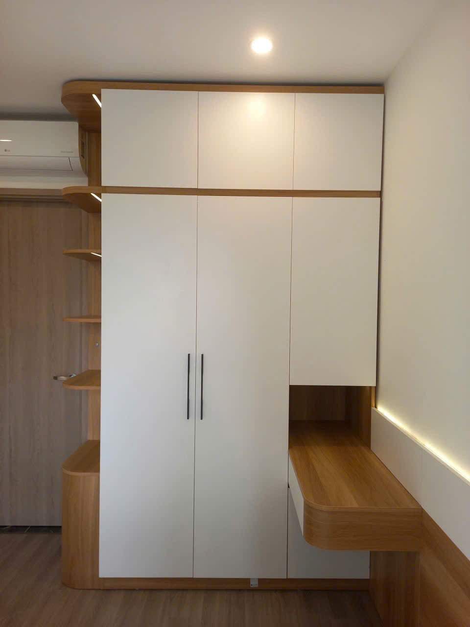 Hệ tủ áo liền khối kết hợp kệ góc và bàn trang điểm/làm việc Hệ tủ áo liền khối kết hợp kệ góc và bàn trang điểm/làm việc