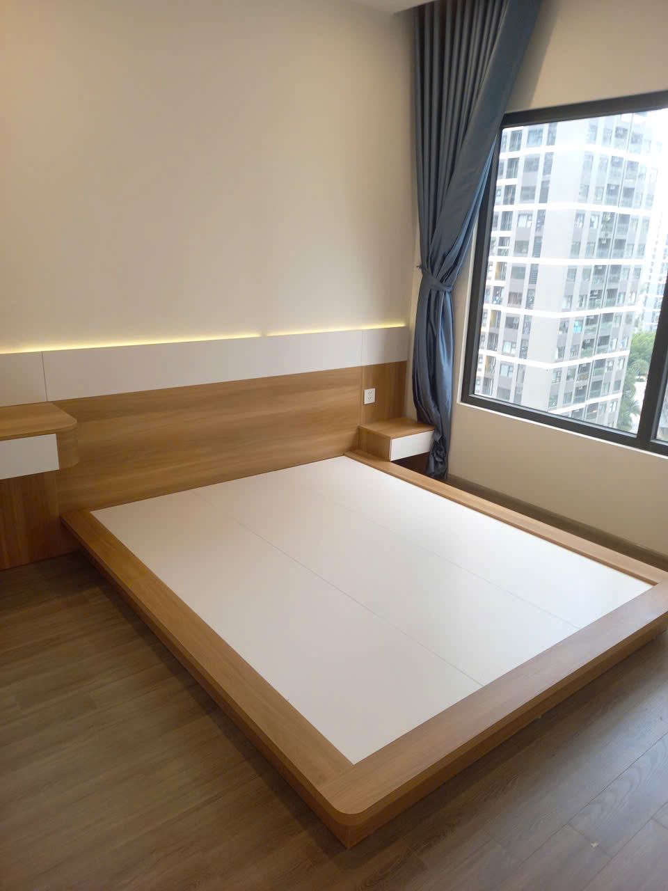 Giường ngủ bệt và tủ đầu giường tối giản Giường ngủ bệt và tủ đầu giường tối giản