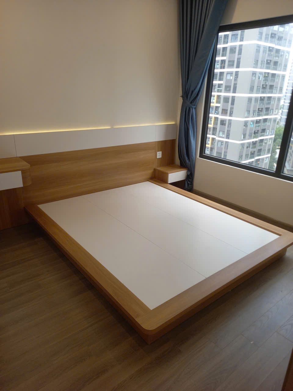 Giường ngủ bệt và tủ đầu giường tối giản Giường ngủ bệt và tủ đầu giường tối giản