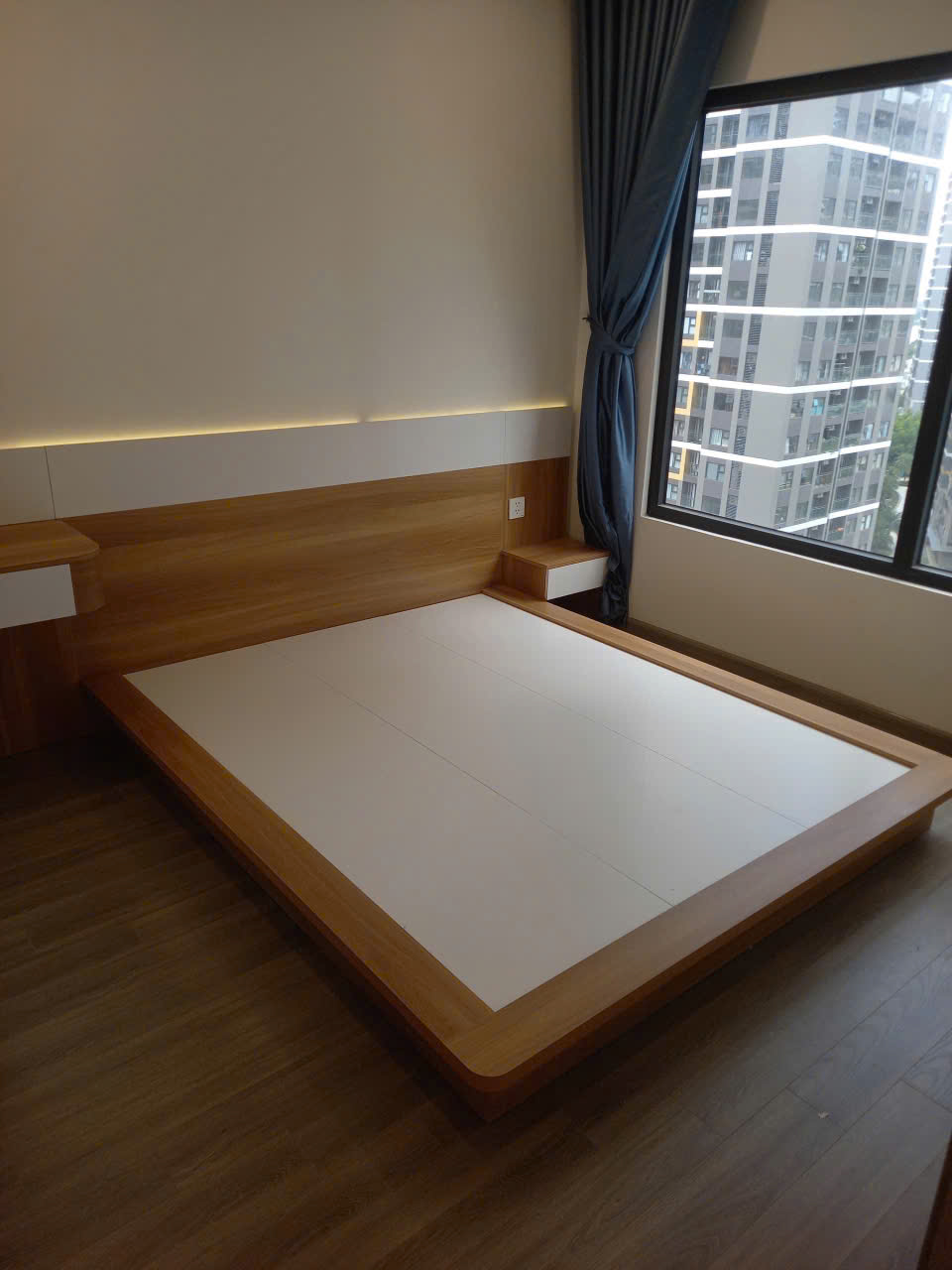 Giường ngủ bệt và tủ đầu giường tối giản Giường ngủ bệt và tủ đầu giường tối giản